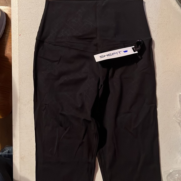 SheFit All Black Boss Leggings - Picture 2 of 4